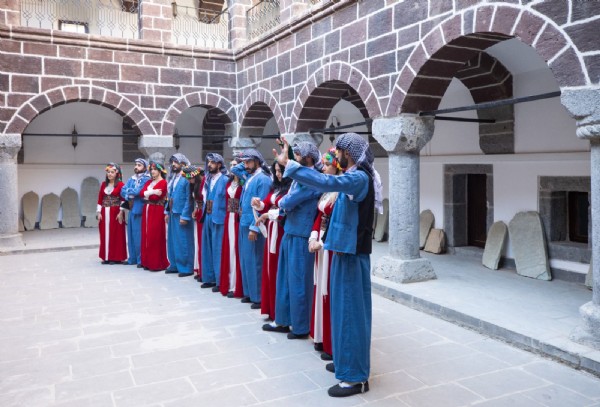 YILLAR SONRA HAKKARİ KÜLTÜR SANATLA BULUŞUYOR